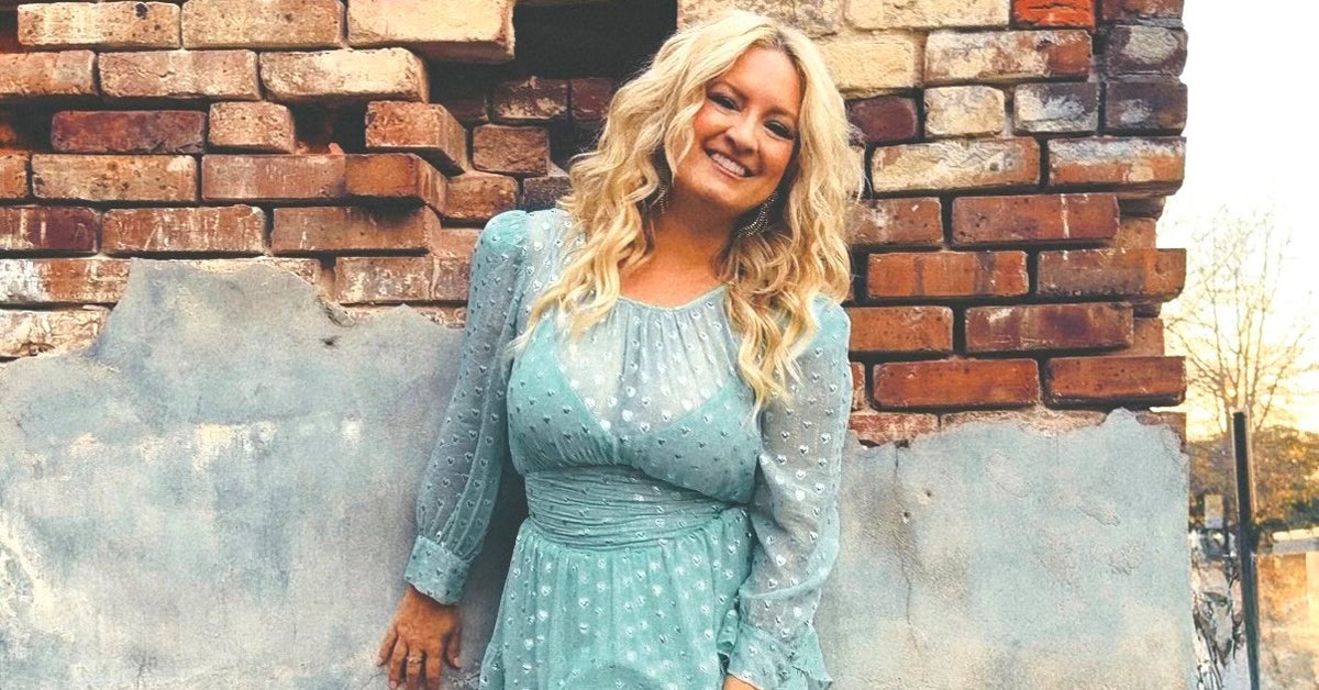 Pickin' on the Plaza with Dana Romanello