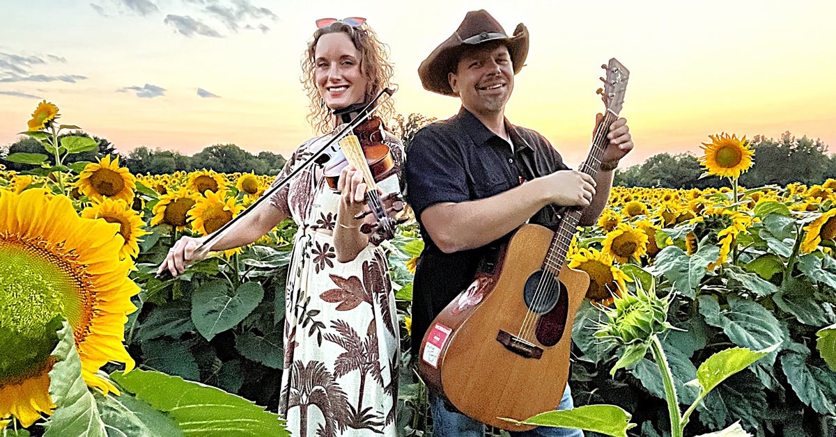 Pickin' on the Plaza with The Fox and the Fiddle